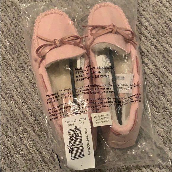 BRAND NEW WITH TAG!  Lovely Moccasin slippers - Picture 5 of 6